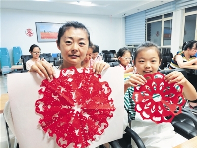通辽市开鲁县图书馆举办剪纸培训班